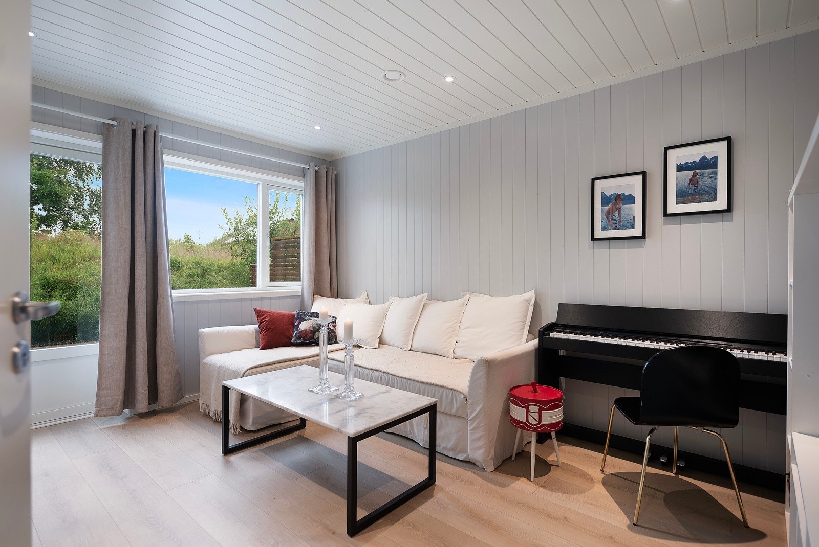 Idag blir rommet brukt som tv-stue, men rommet fungerer også som soverom Galleribilde