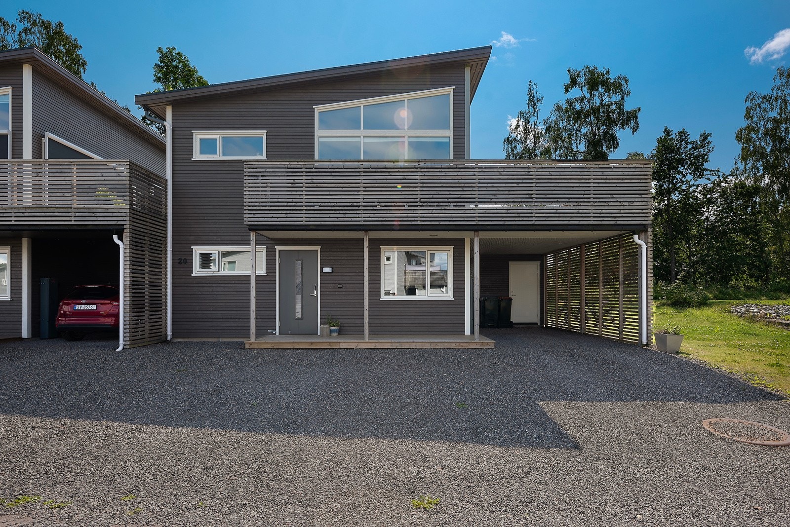 Det er parkering i carport under terrassen og på singlet gårdsplass Galleribilde