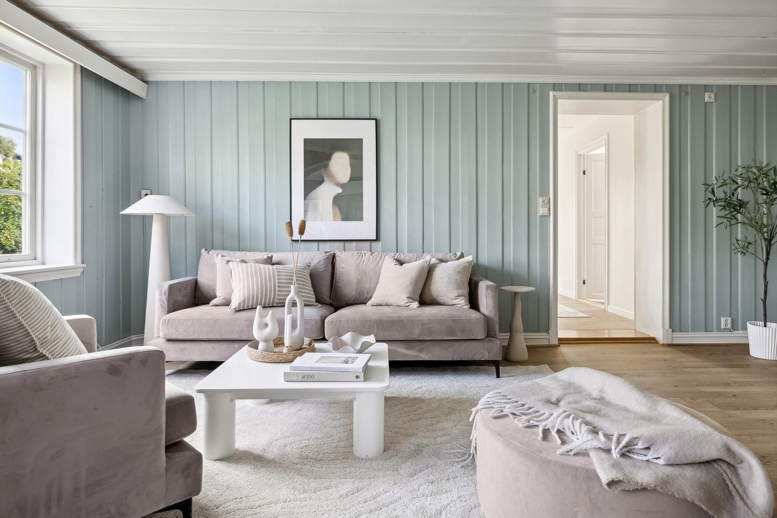 Brede og dype vinduskarmer og klassiske listverk er ivaretatt Galleribilde