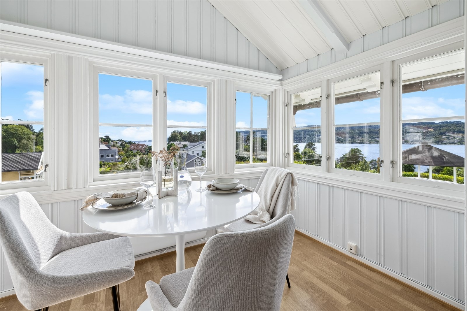 Rommet har et rikelig med lysinnslipp og en flott plass for å samle til ett hyggelig måltid Galleribilde