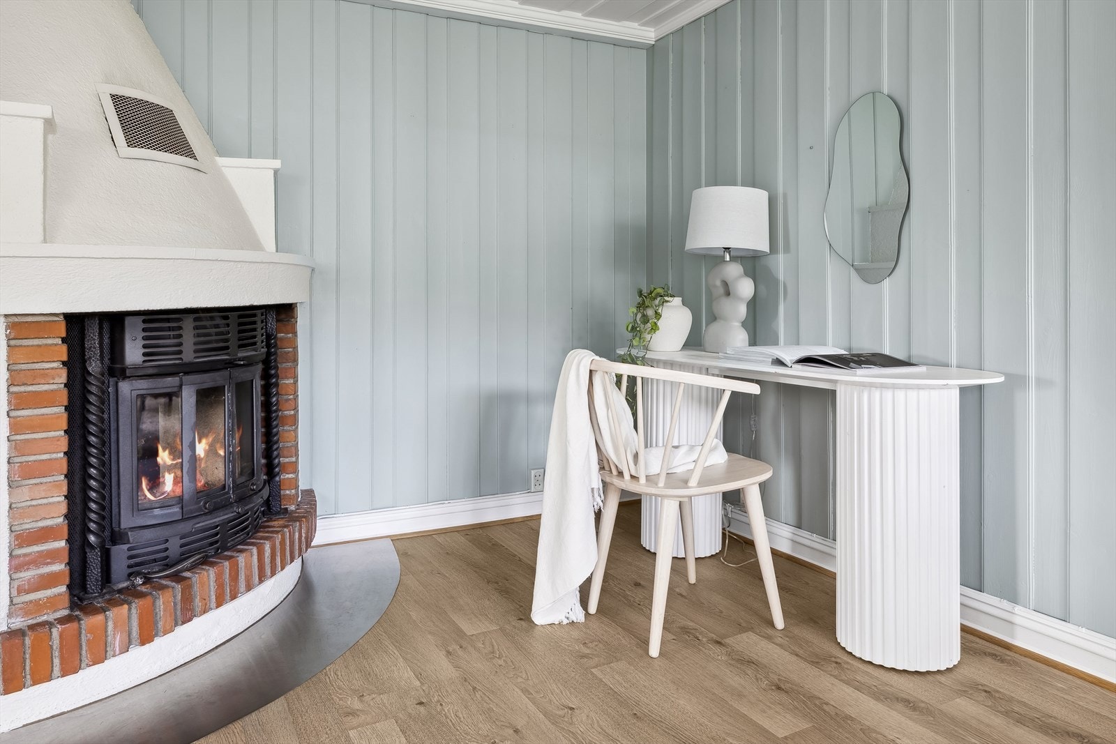 Ved peisen er det plass for en arbeidsplass eller godstolen Galleribilde