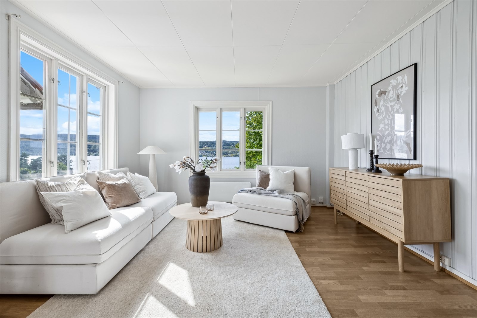 Rommet har fin plass for ønsket møblering og et deilig gjennomlys Galleribilde