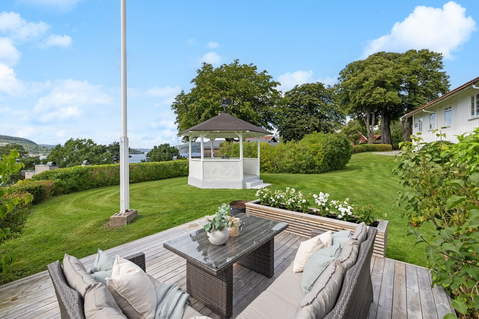 Det er etablert flere uteplasser i hagen for å nyte både sol og utsikt Galleribilde