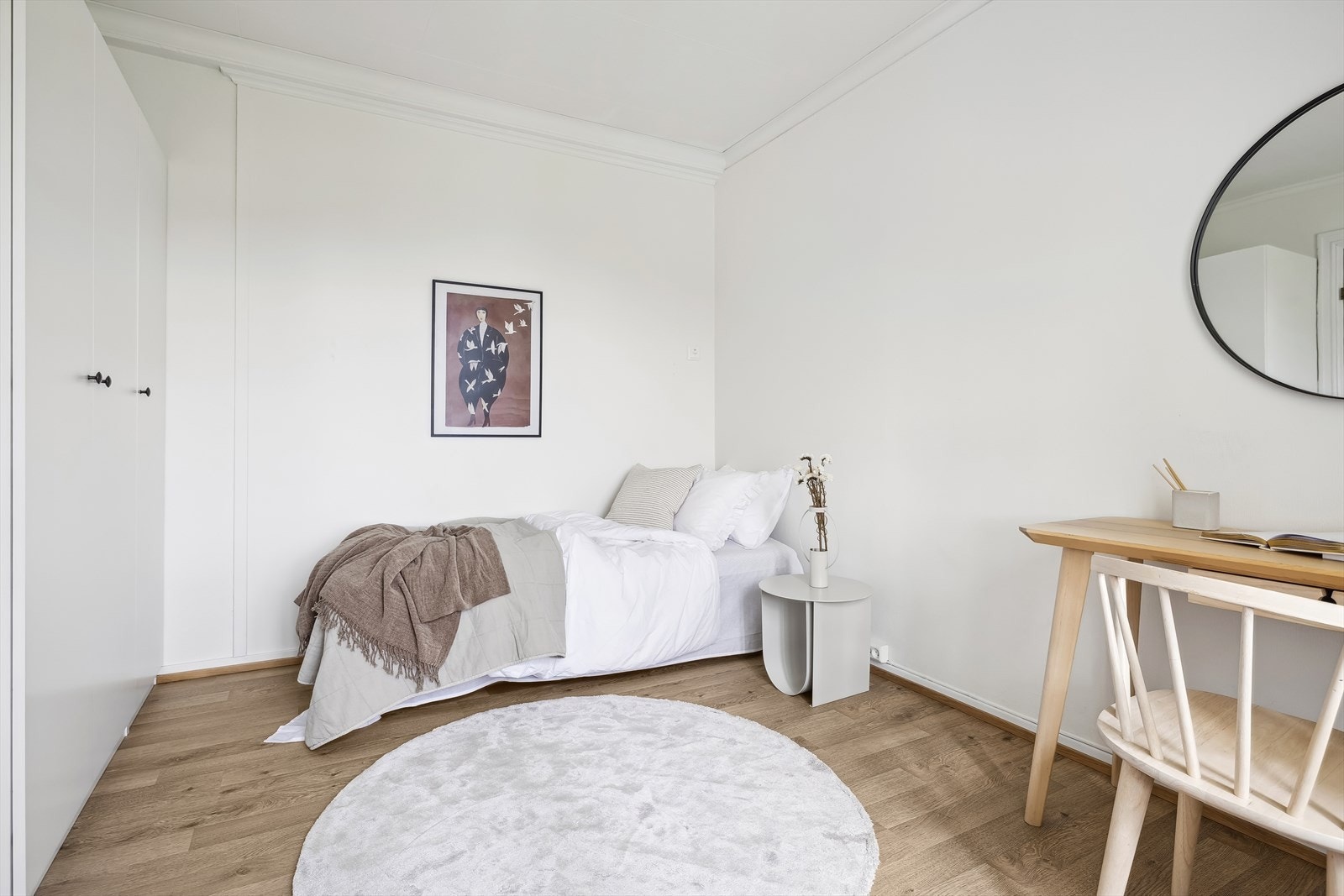 Soverom 2 i første etasje med garderobeskap Galleribilde