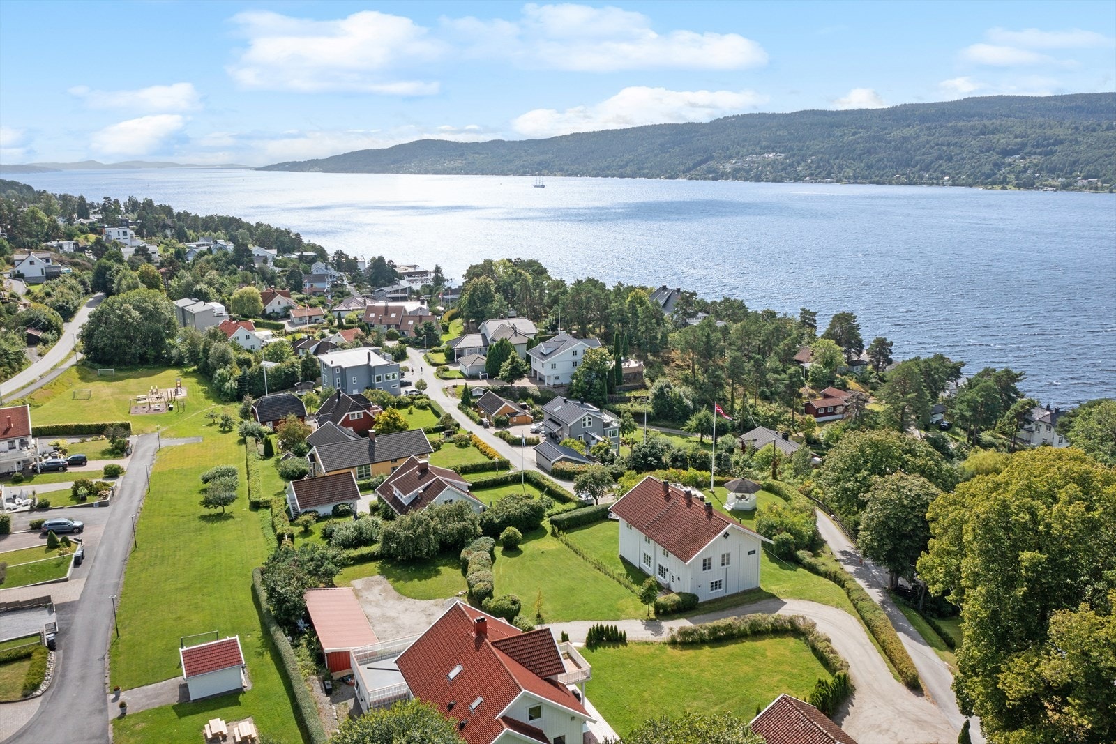 Du har umiddelbar nærhet til lekeplass og fotballbane samt kort gange ned til flere badeplasser ved sjøen. Kort vei til Sogsti Skole samt flere barnehager i området. Galleribilde