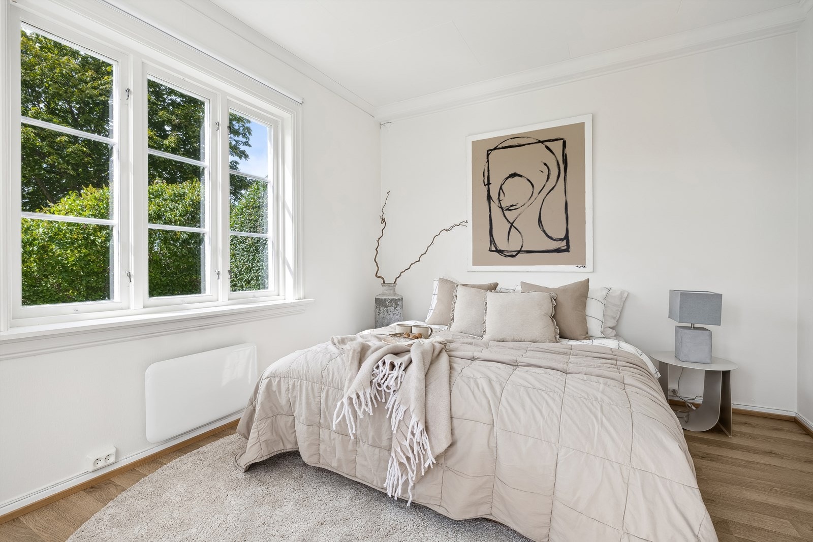 I første etasje er det to soverom, begge av en god størrelse og med plassbygde garderobeskap samt plass for ytterligere garderobeløsning. Galleribilde