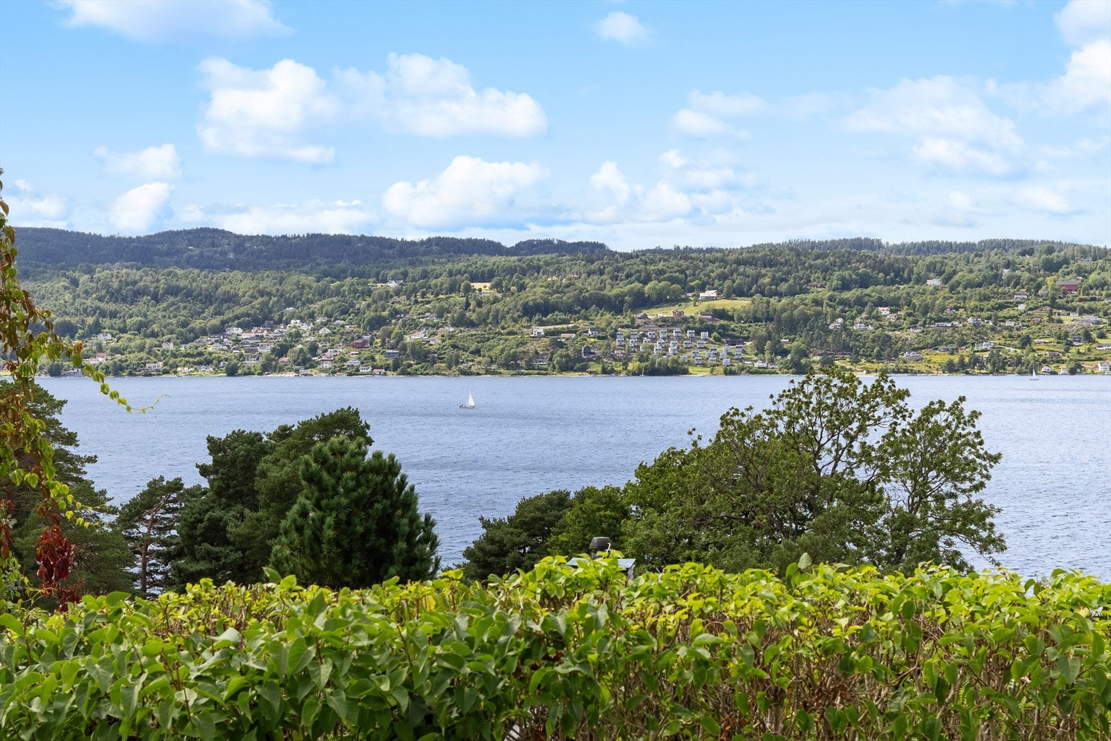 Drøbak sentrum, som ligger i nærheten, tilbyr et koselig bymiljø med små butikker, kafeer og restauranter. Byen er også kjent for sitt julehus, Tregaardens Julehus, som er åpent hele året og tiltrekker seg besøkende fra fjern og nær. Galleribilde