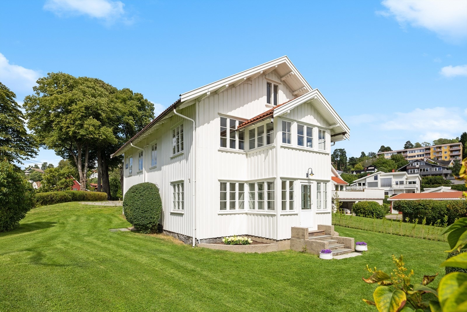 Boligen er trolig oppført i første halvdel av 1800-tallet og tilbygget mot syd i senere tid. Galleribilde