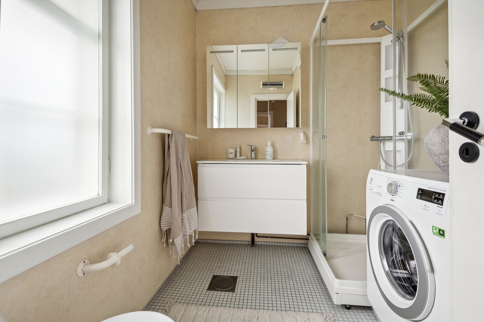 Badet har flislagt gulv i mosaikk og baderomsplater på vegg, malt tak (2019) og innredning (2020) Galleribilde