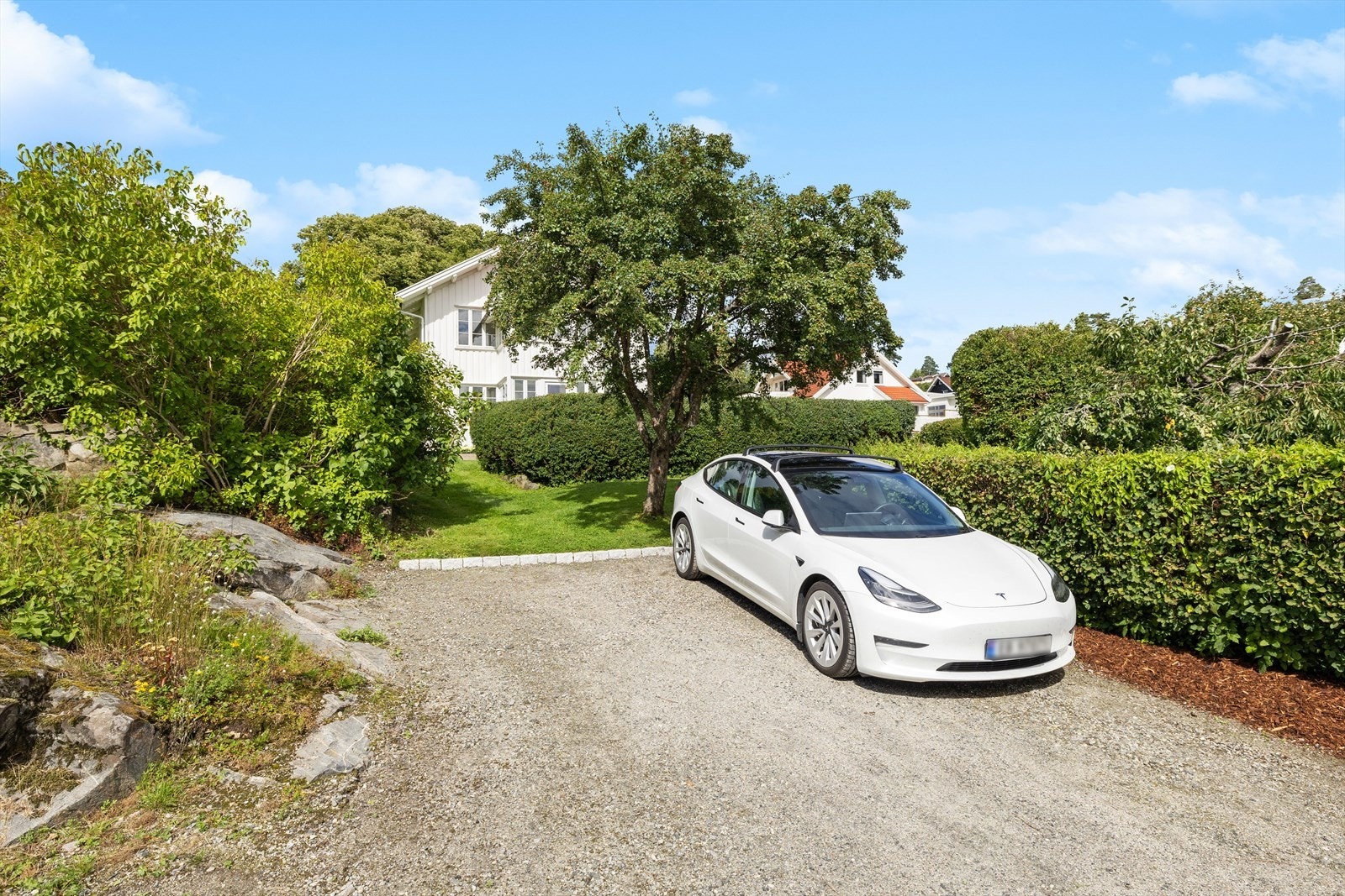 Parkeringsplass for flere biler på tomten Galleribilde