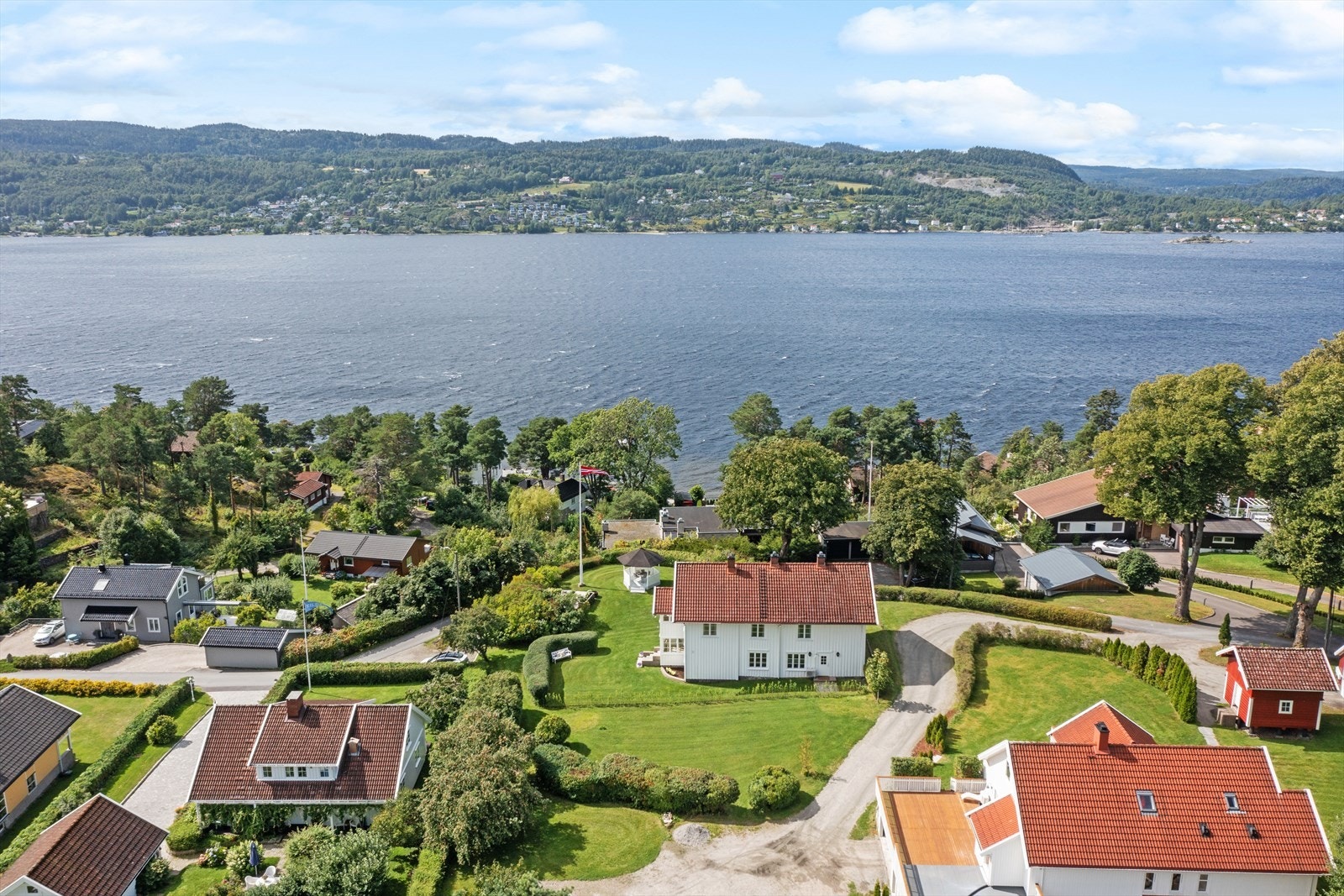 Området rundt Løkkedalsveien er preget av en blanding av boligområder og naturskjønnhet. Galleribilde