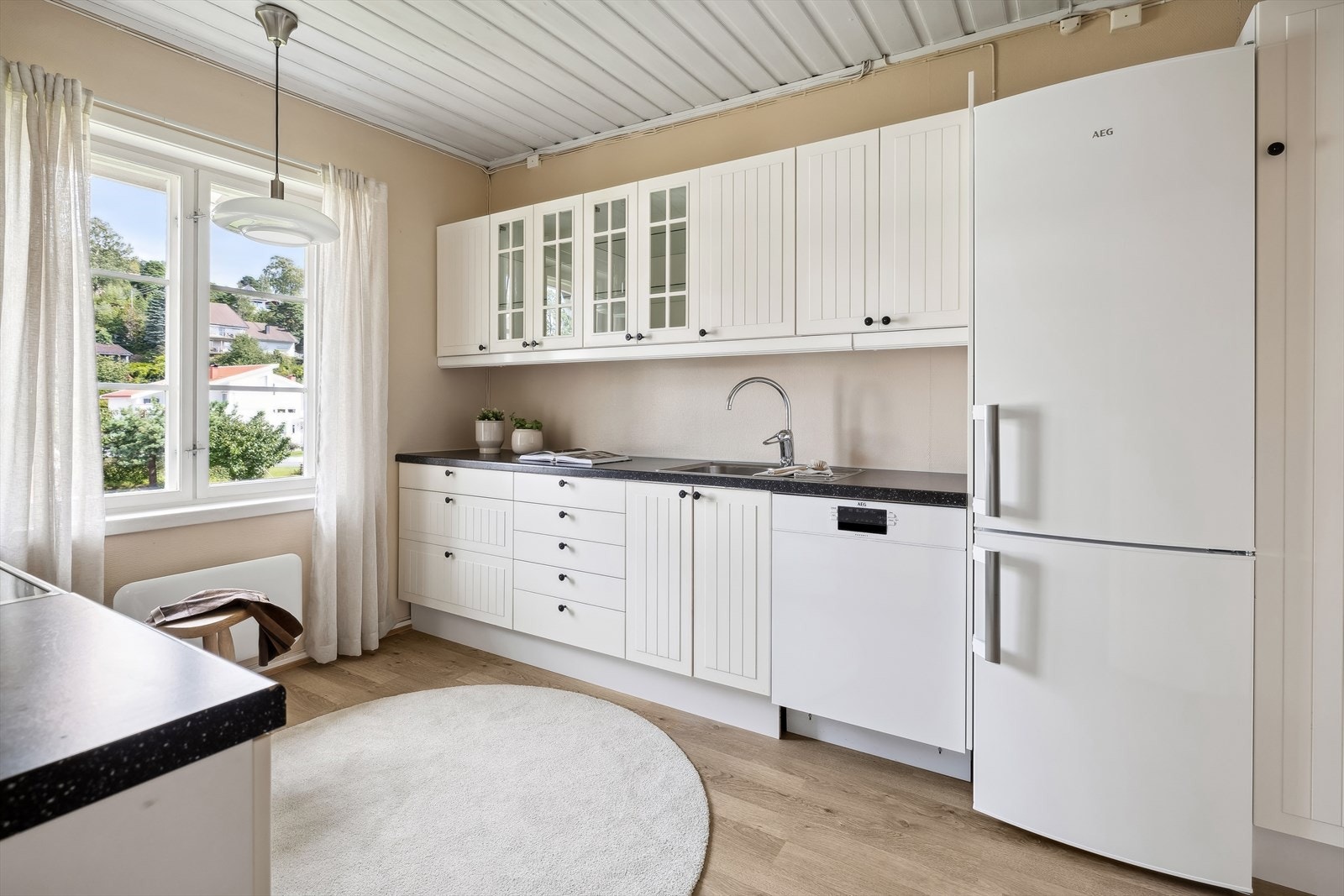 Innholdsrikt kjøkken med god plass i skuffer og skap. Galleribilde