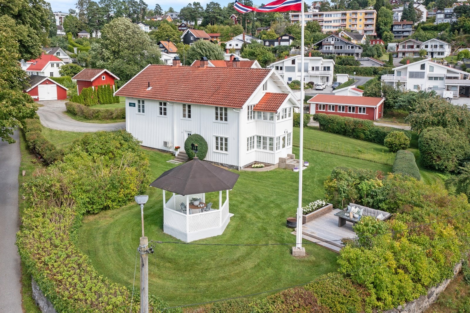 Sjarmerende hel tomannsbolig med tomt på ca. 1 mål med frodig, parkmessig hage Galleribilde