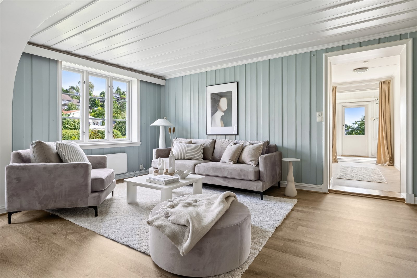 Eiendommen har ivaretatt flere av de opprinnelige sjarmerende detaljer som brede panelvegger og tak samt store vindusflater. Galleribilde