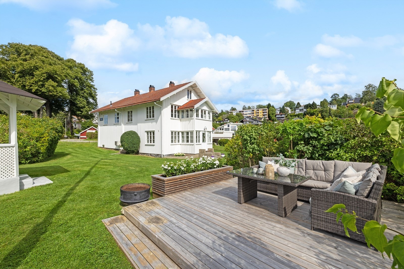 På terrassen sitter du godt skjermet uten innsyn Galleribilde