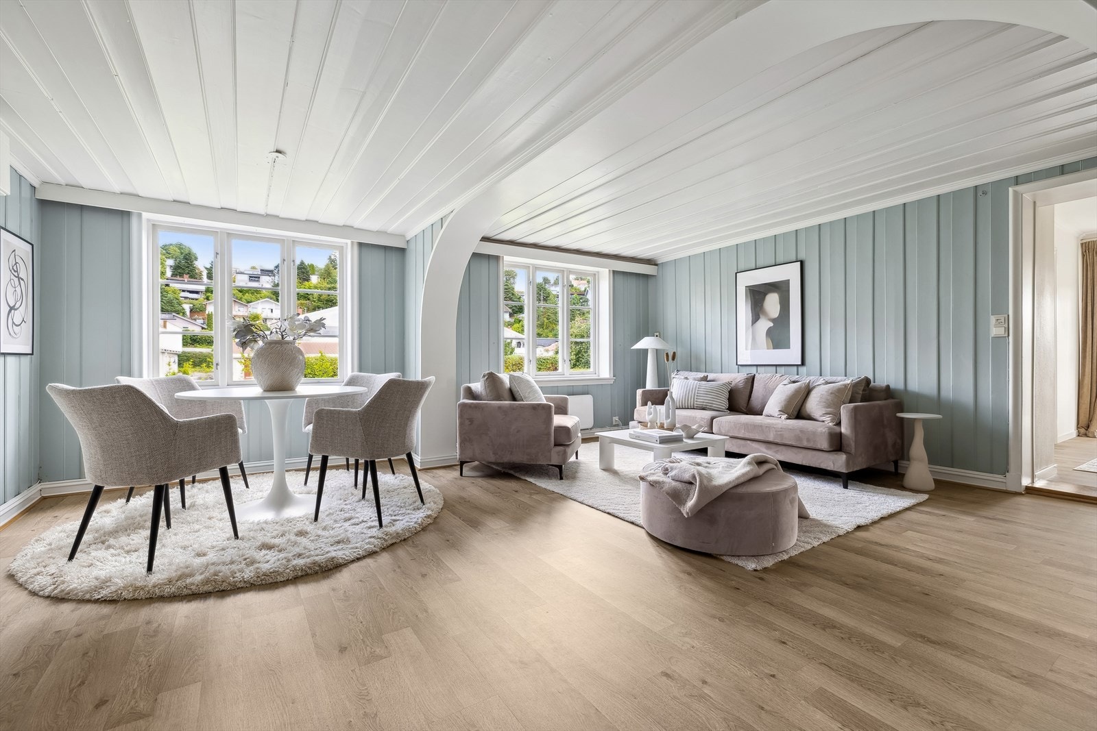 Original sjel og sjarme er pent modernisert med bl.a nytt laminatgulv i 2018 og overflater er malt i duse og tidløse fargetoner i 2020. Galleribilde