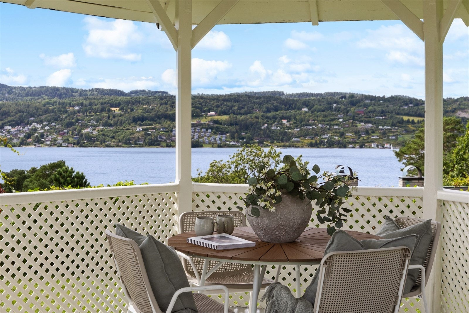 Ta med deg kaffekoppen og nyt en formidabel utsikt! Galleribilde