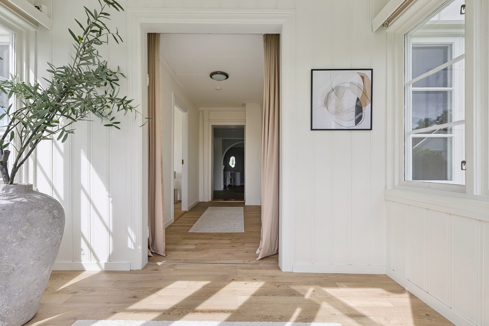 Soveromsfløy med etasjens to soverom og videre inngang til stuen Galleribilde