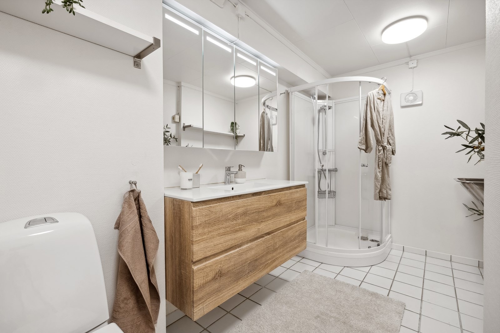 Badet i første etasje er lyst og romslig med varmekabler i gulv Galleribilde