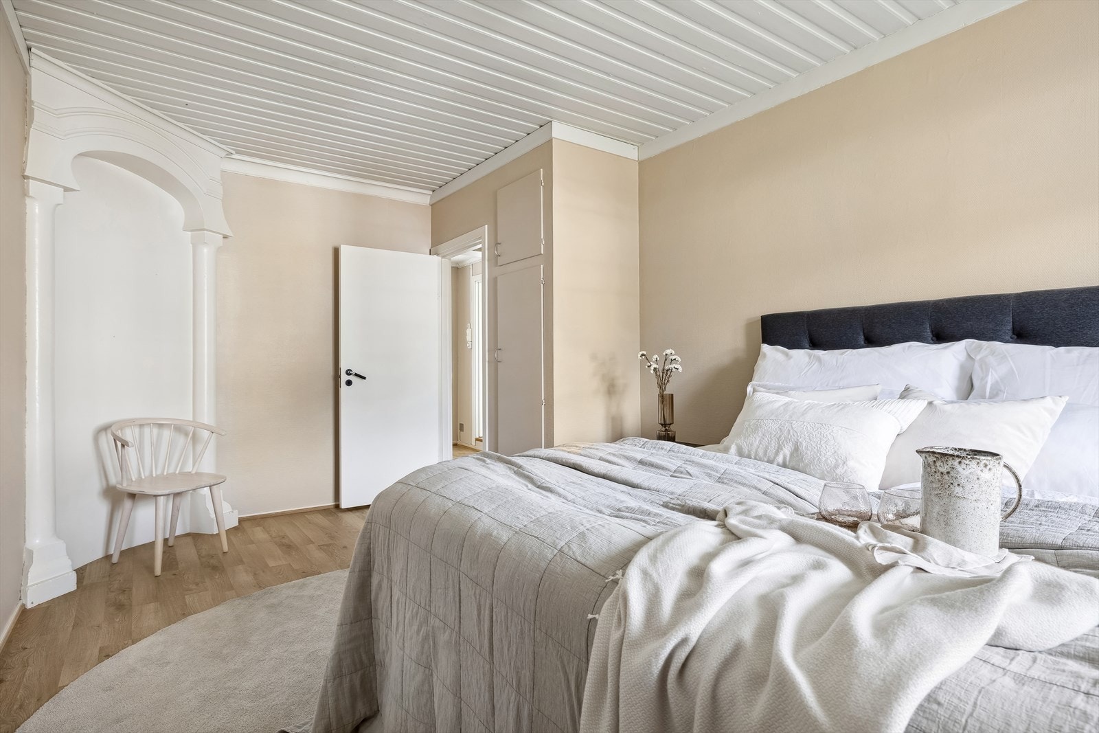 Alle soverommene har garderobeløsning, plassbygd eller frittstående Galleribilde