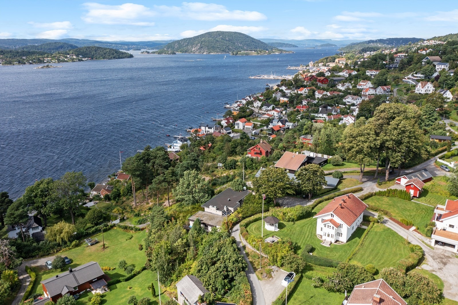 Drøbak er kjent for sin idylliske beliggenhet ved Oslofjorden, med vakre kystlinjer og en rik historie. Galleribilde