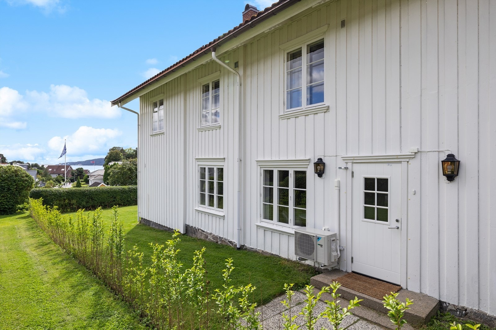 Eiendommen har flere inngangsmuligheter. I første etasje er totalt 3 innganger Galleribilde