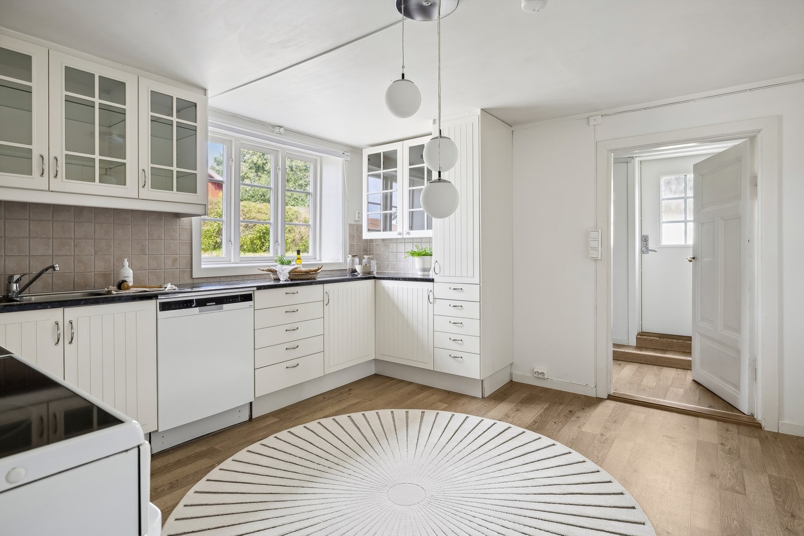 Fra kjøkken er det direkte utgang ut via mellomgang/entré, særlig praktisk når helgehandelen er gjort! Galleribilde