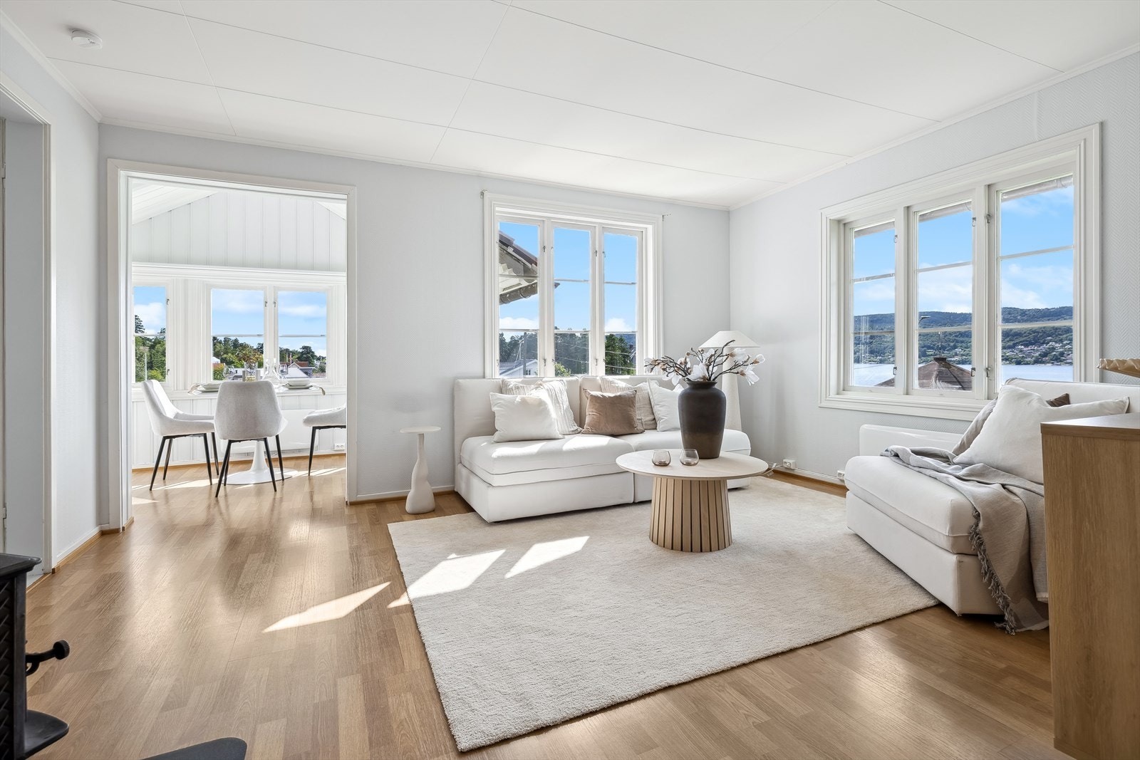 Stuen er luftig og åpen med to soner for ønsket møblering. Her slippes rikelig med dagslys inn via store vindusflater. Galleribilde