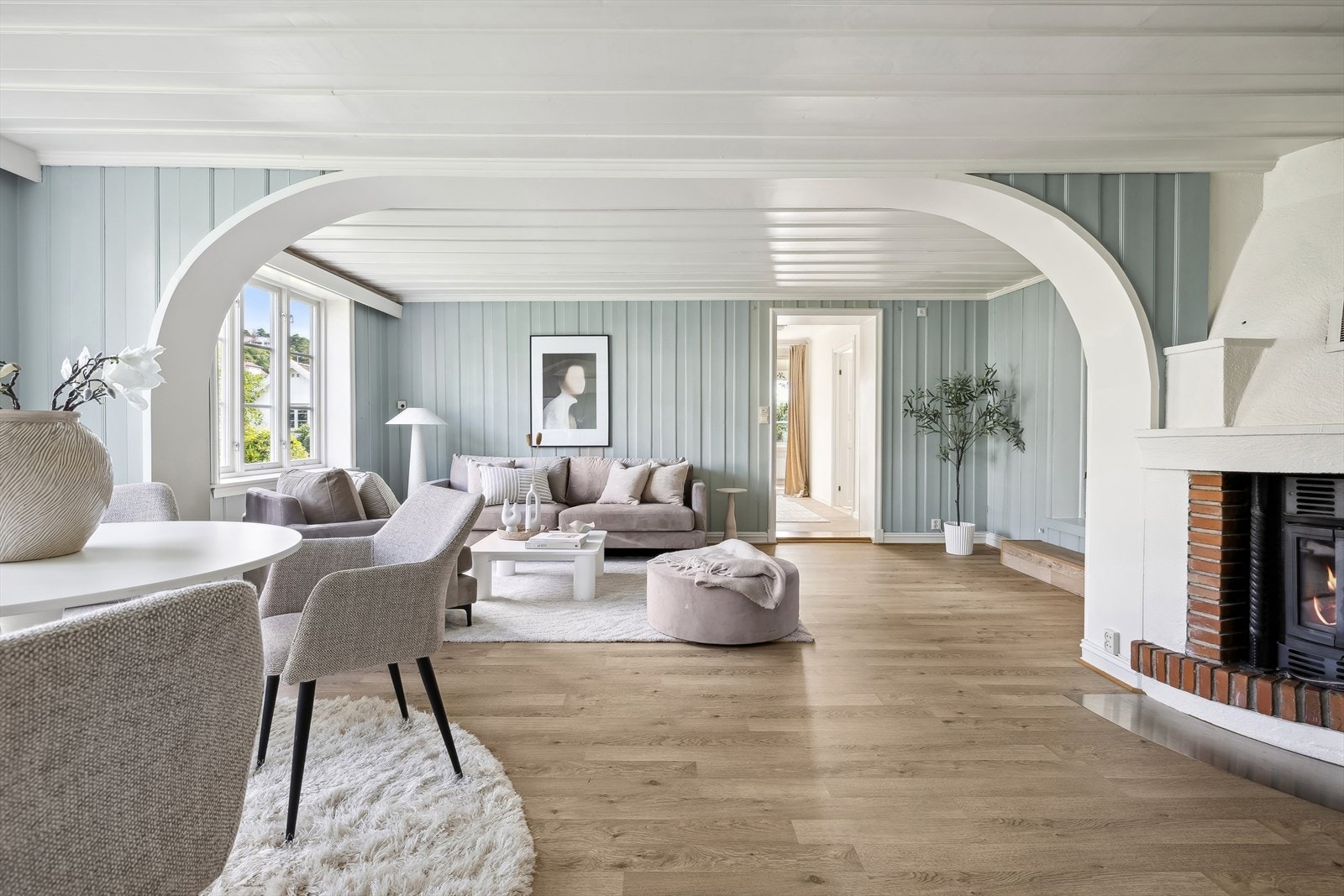 Herskapelig stue har et flott lys inn i rommet og har plass for flere soner. Galleribilde