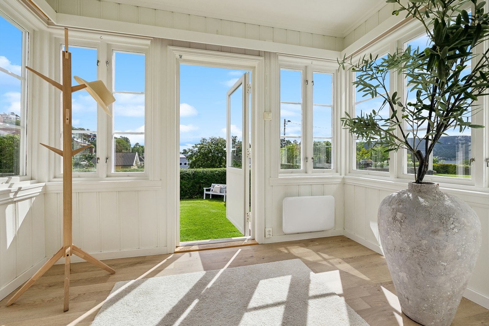 Velkommen inn eller velkommen ut. På sydenden er hyggelig utgang til hagen Galleribilde