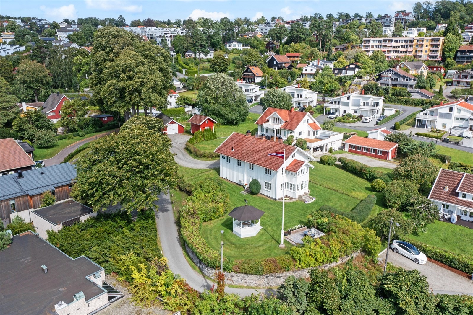 Rolig og barnevennlig nabolag, omgitt av grønne områder og skogsområder som gir gode muligheter for friluftsliv og rekreasjon Galleribilde