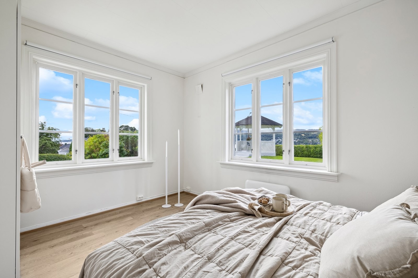 Soverom 1 i første etasje med deilig gjennomlys og utsikt til hagen Galleribilde