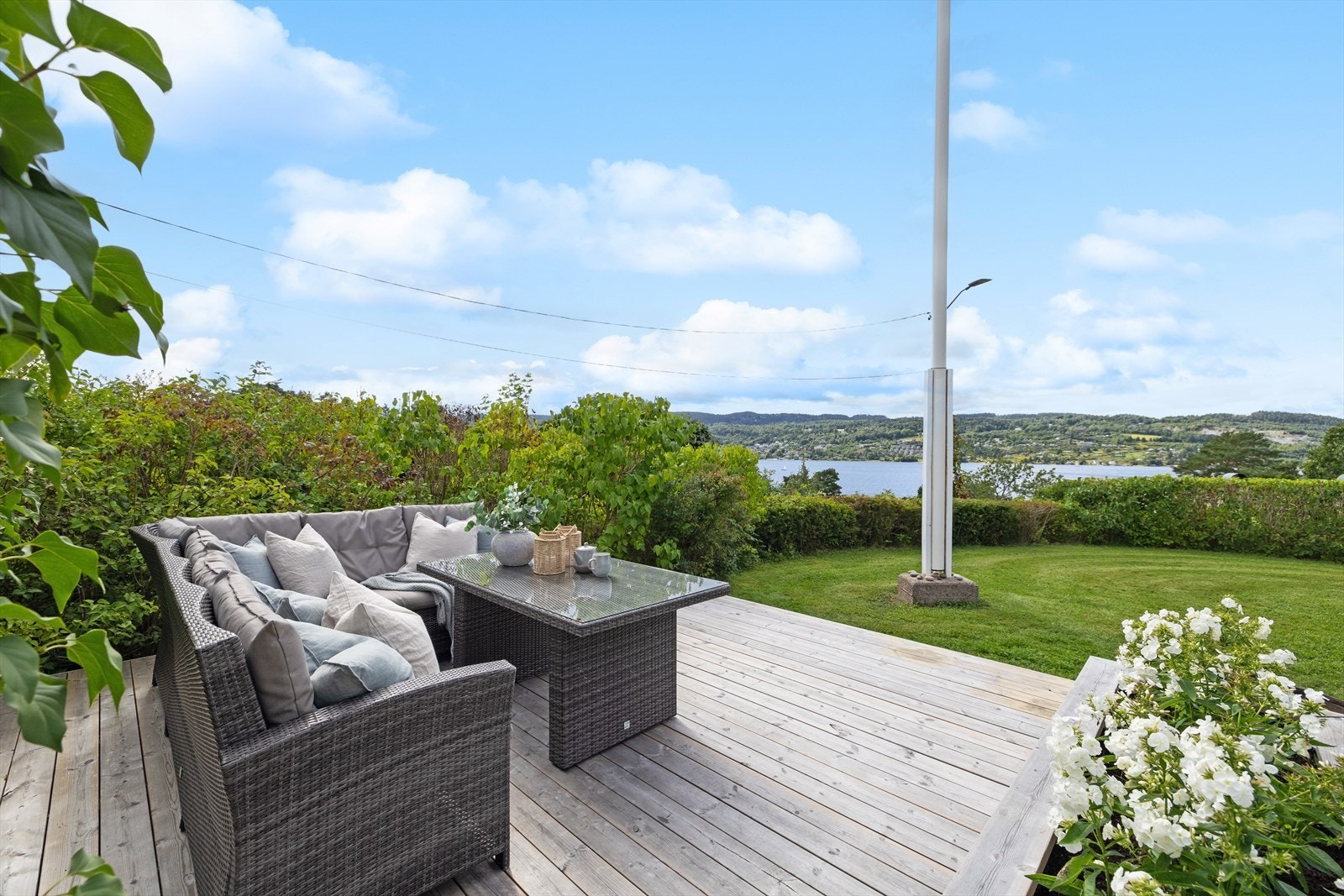 Den frittstående terrassen er på ca. 17 kvm og har fin plass for utemøblement Galleribilde