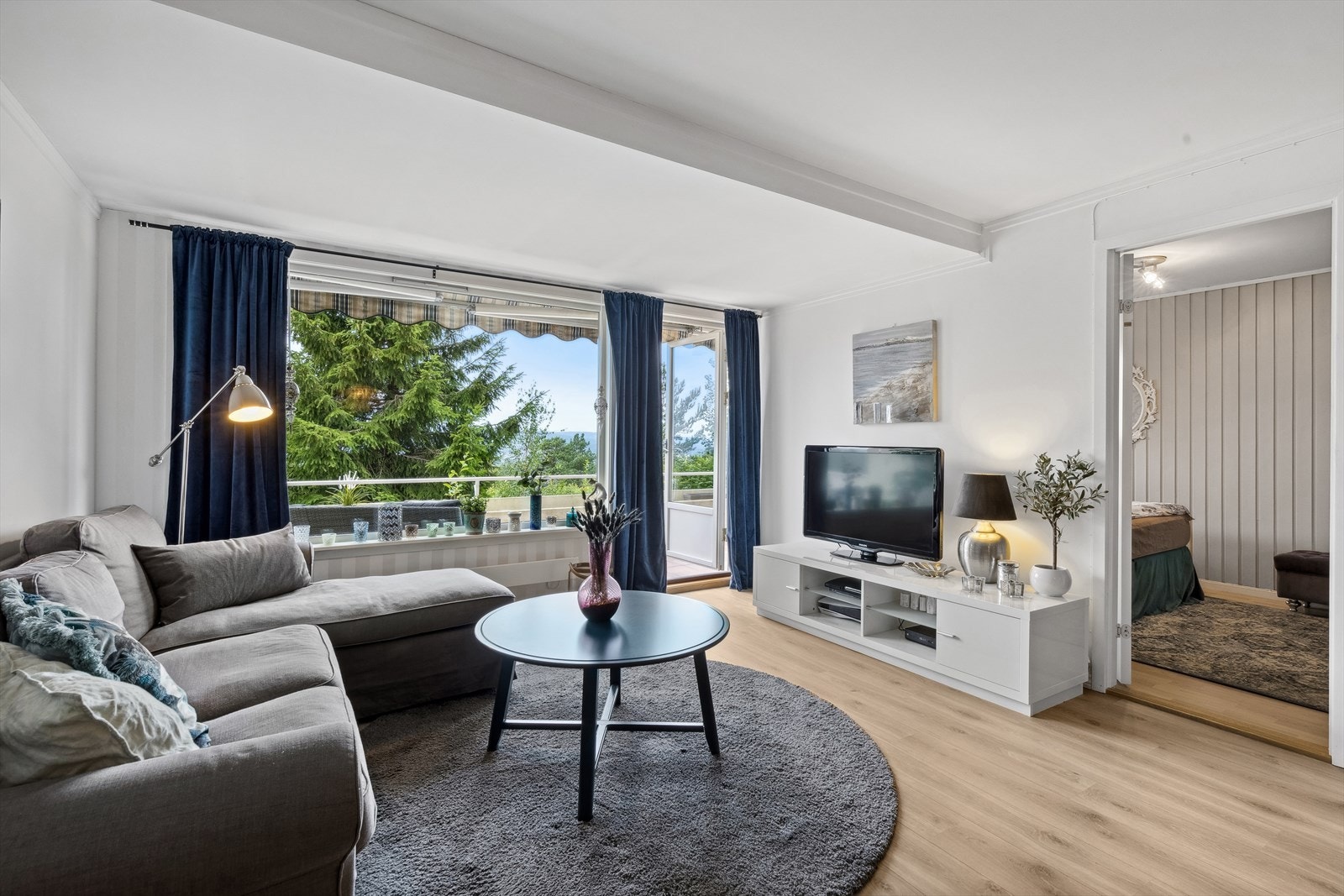 Store vindusflater bidrar til rikelig med naturlig lysinnslipp Galleribilde