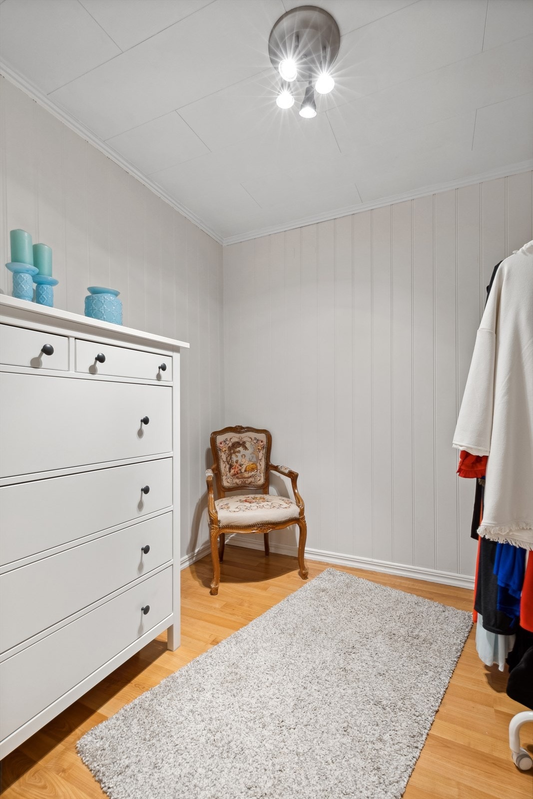 Innredet rom/alkove gir fleksible bruksalternativer som walk-in closet eller kontor Galleribilde