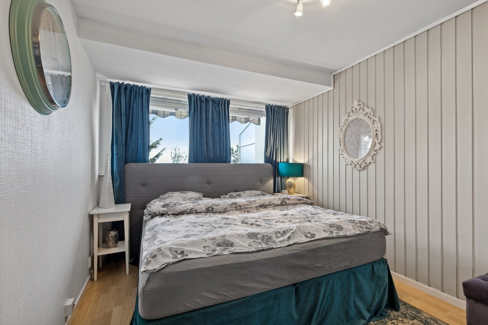 Luftig soverom med plass til dobbeltseng og en god garderobeløsning Galleribilde