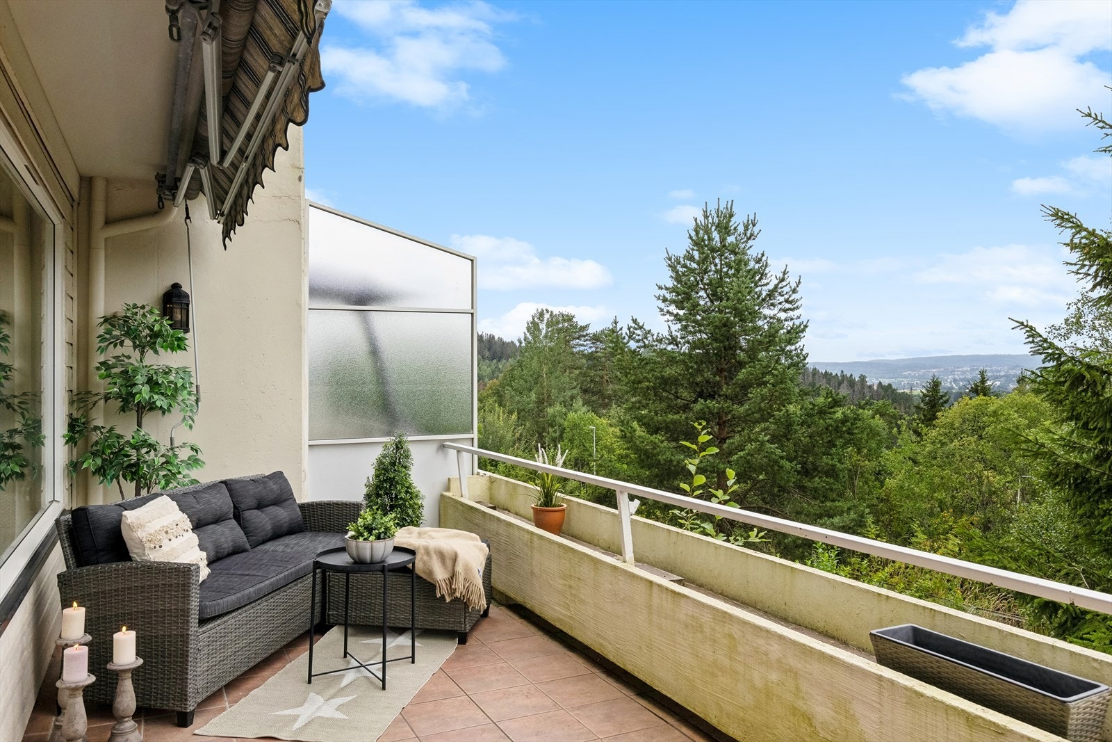 Leiligheten ligger usjenert til i et rolig område med grønne omgivelser og fantastisk utsikt Galleribilde