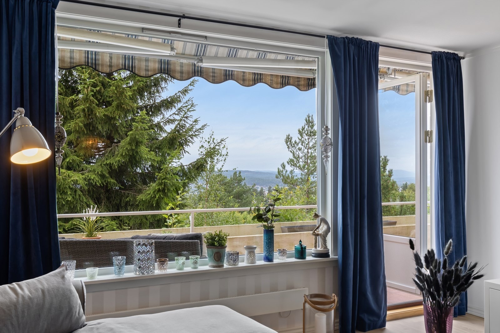 Fra stua er det utgang til boligens store, solrike terrasse Galleribilde