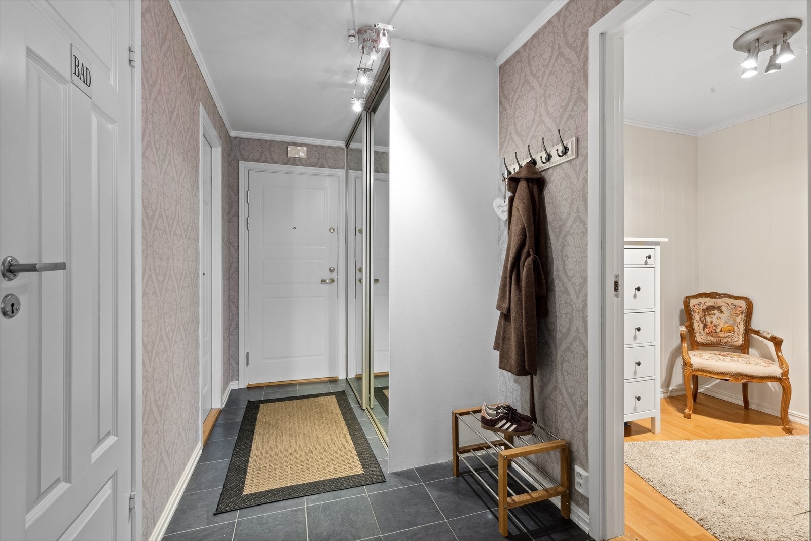 Romslig entré med rikelig oppbevaringsplass i skyvedørsgarderobe. Galleribilde