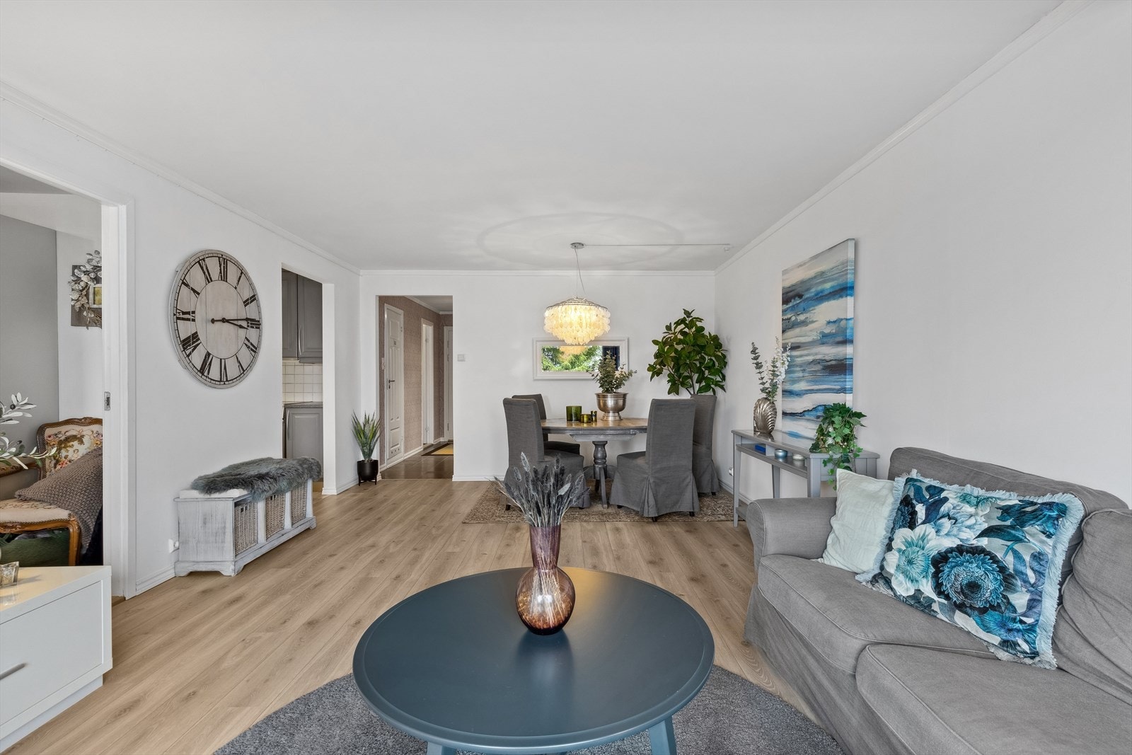 Stor og åpen stue med god plass til sofagruppe og spisestuemøbler Galleribilde