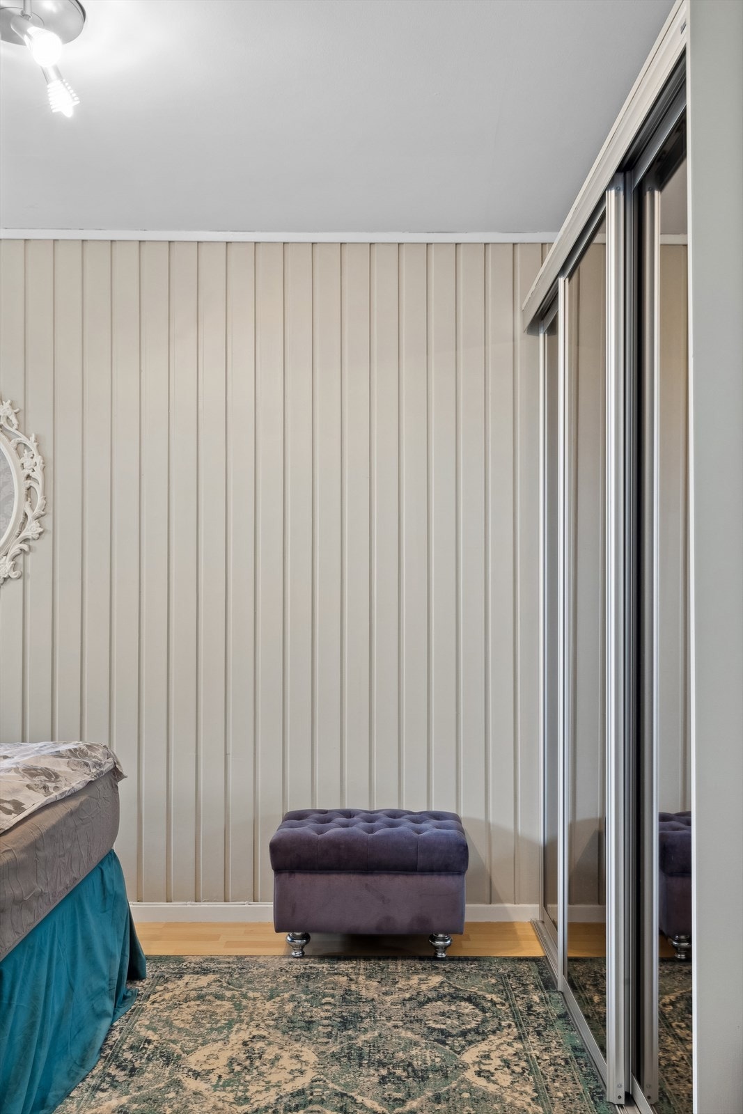 Skyvedøragarderobe med speilfronter på soverommet Galleribilde