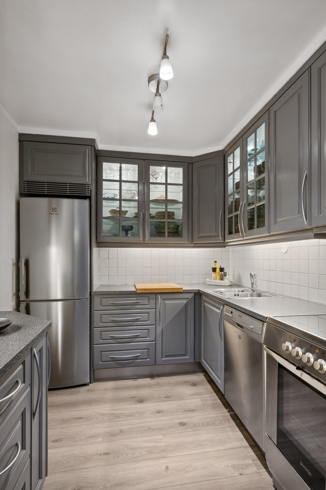 Her er det godt med skap og benkeplass. Galleribilde