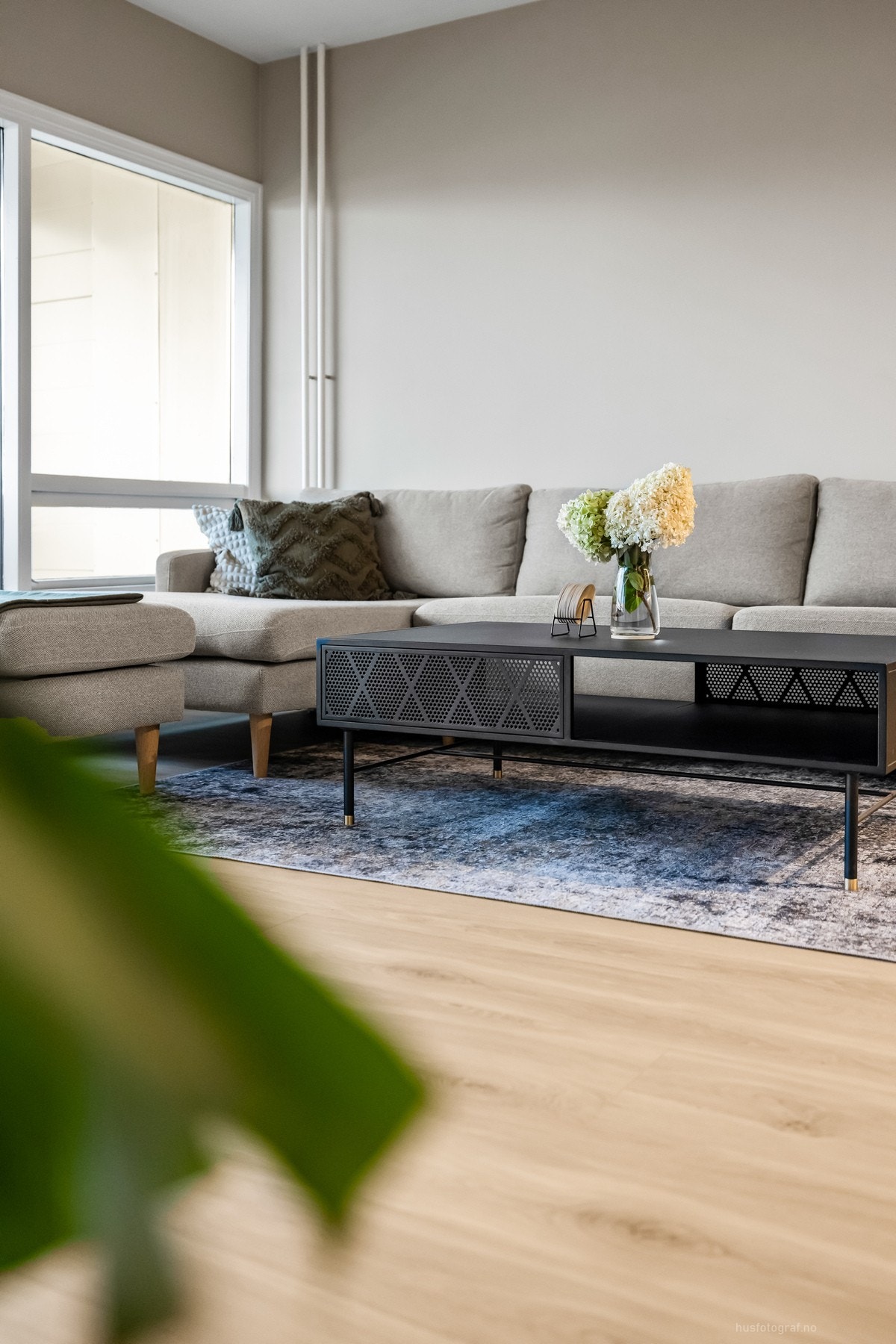 Tiltalende planløsning med romslig entré, lyst flislagt bad, soverom og stue/kjøkken med utgang til innglasset balkong. Galleribilde