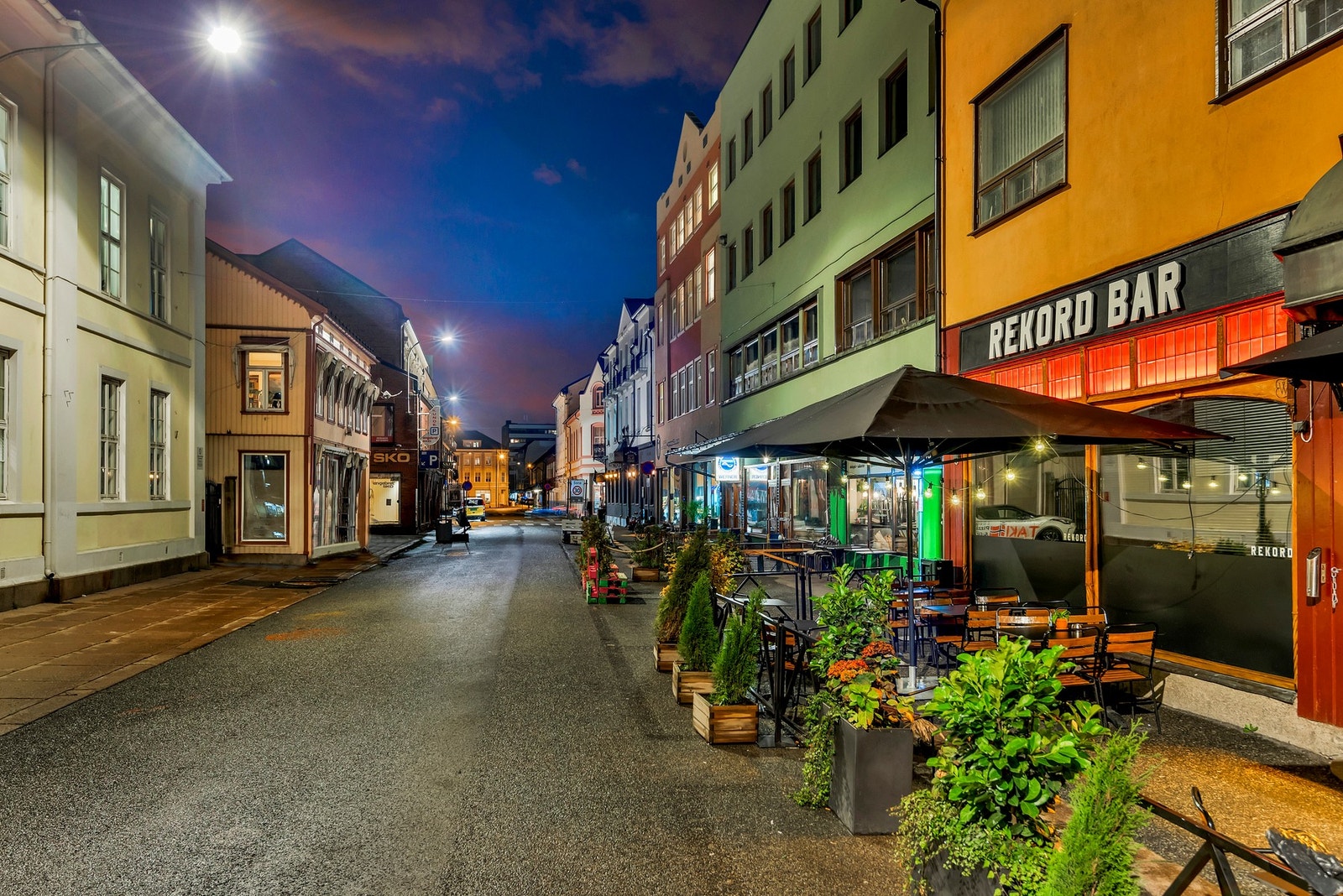 Urbane Strømsø torg, med flere hyggelig restauranter, nisjebutikker og kafeer. Galleribilde