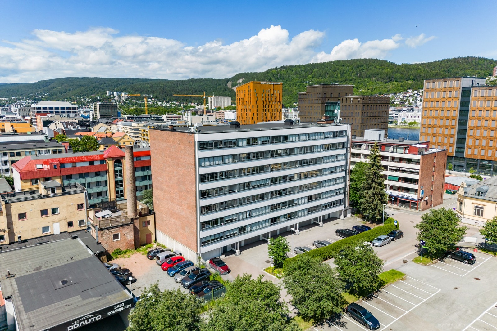 Leiligheten har en pen internbeliggenhet i 5.etasje med praktisk adkomst fra heis. Galleribilde