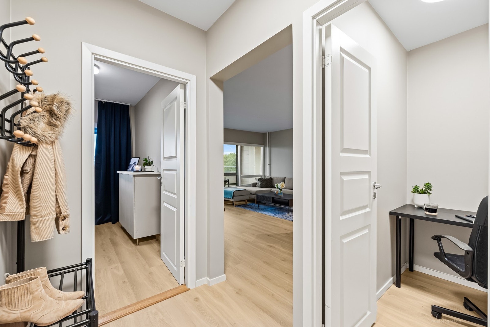 Lys og trivelig entré med god plass til oppheng av yttertøy og å sette ifra seg sko. Galleribilde