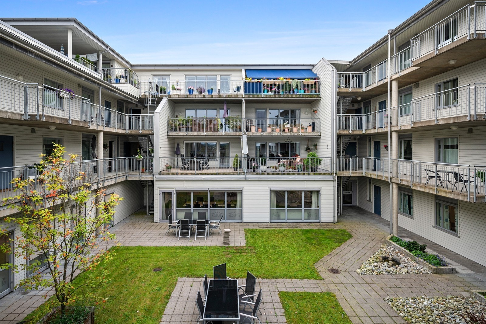 Borettslaget har et pent opparbeidet uteområde i byggets atrium Galleribilde