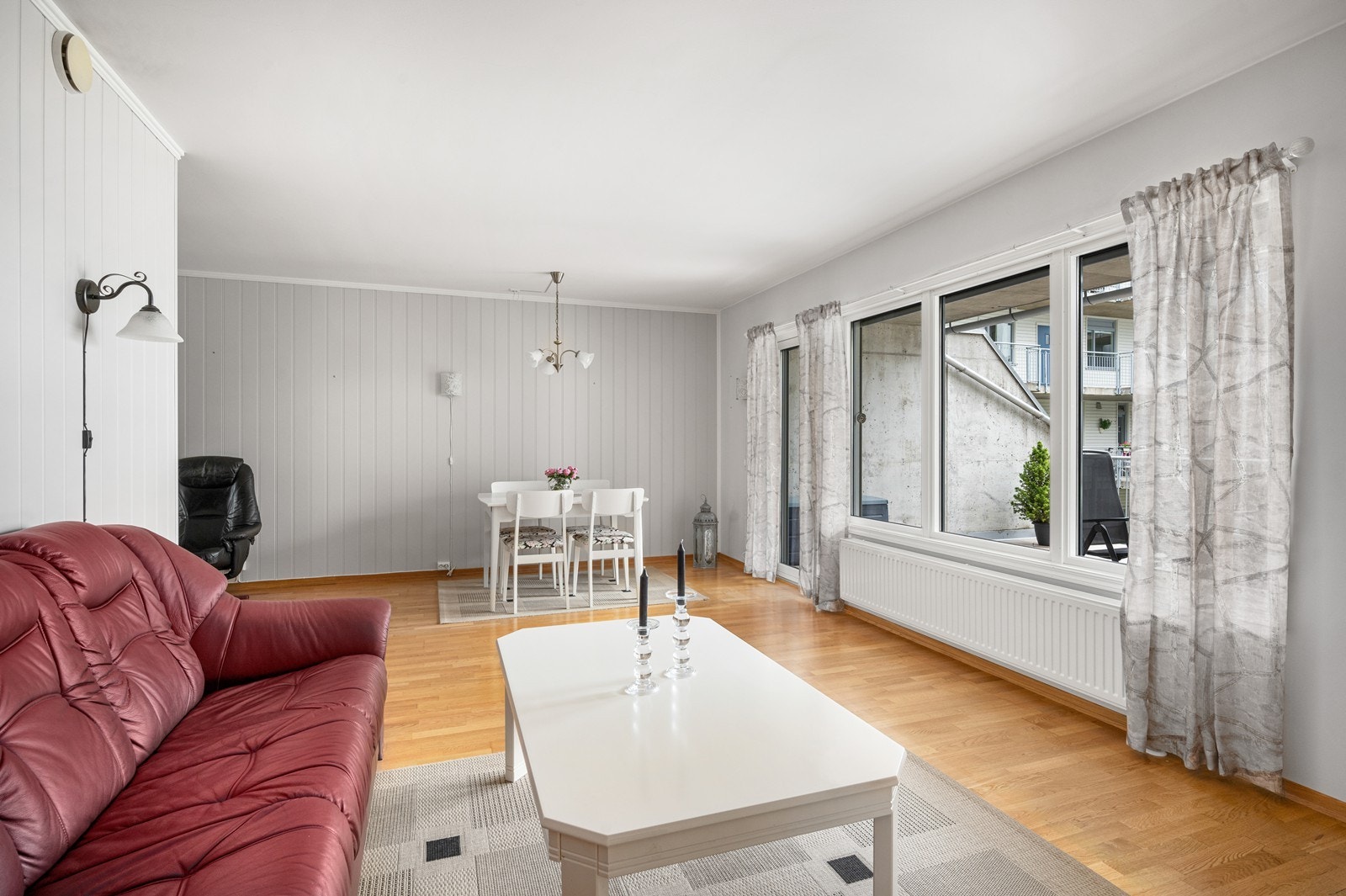 Fra stuen er det utgang til romslig balkong Galleribilde