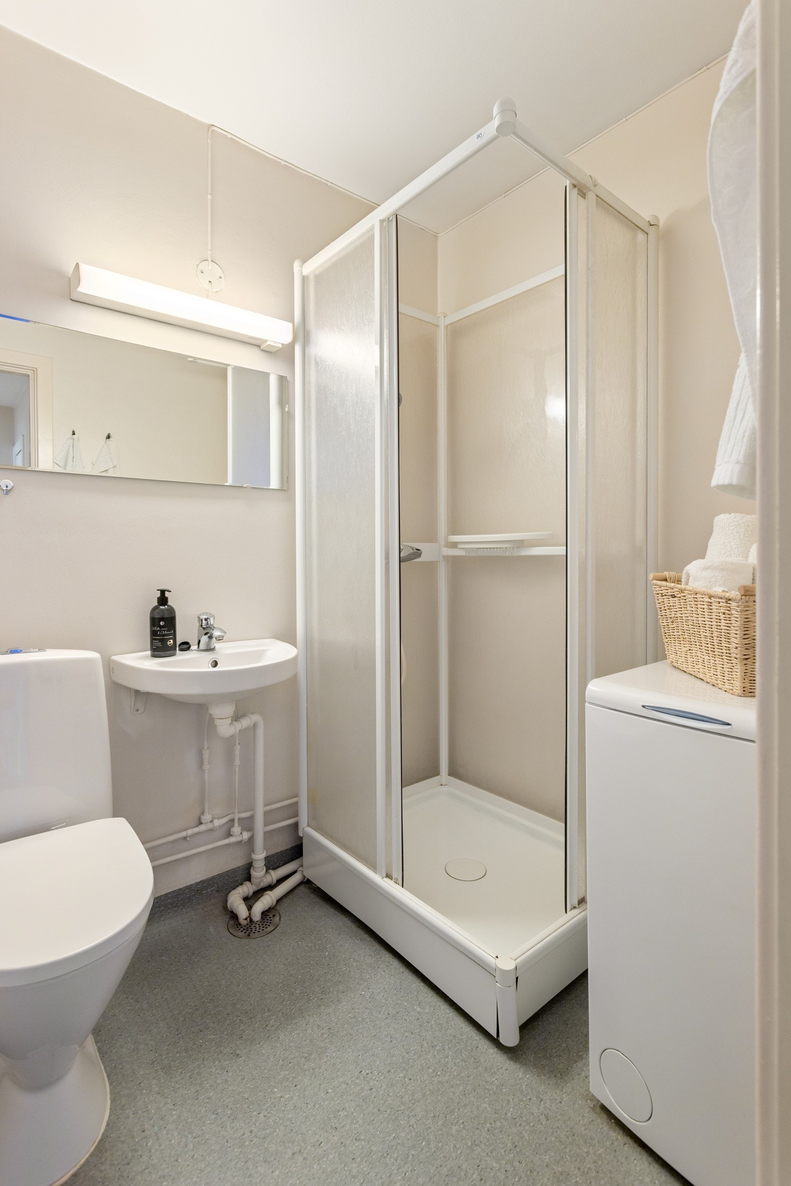 Badet som vil trenge moderniseringsbehov for å tåle dagens bruk. Pr i dag fungerer det, men på sikt vil det være nødvendig med en oppussing av badet. Galleribilde