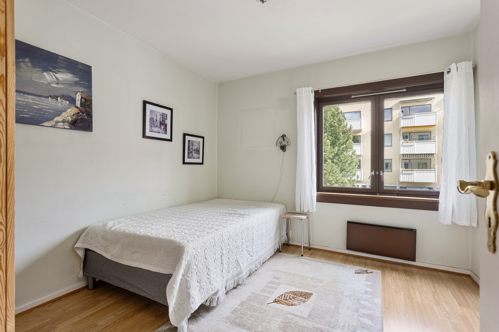 Det andre soverommet er også et lyst og fint rom som passer perfekt som barnerom, gjesterom eller kontor. På soverommet har du plass til seng, kontorpult og oppbevaringsplass i medfølgende garderobeskap. Galleribilde